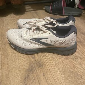 beige brooks anthem 4